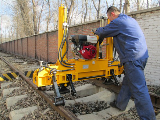 YQBJ-300x125型(xíng)高行程(cheng)液壓起(qǐ)撥道機(jī)